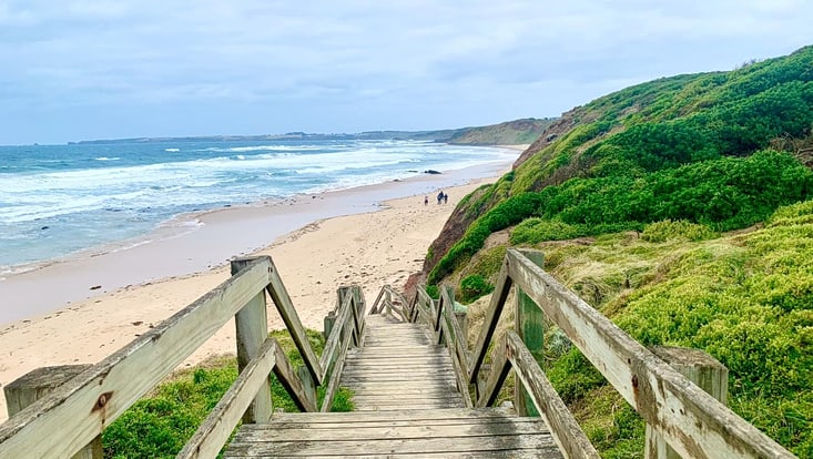 Treppe führt zu einem Strand